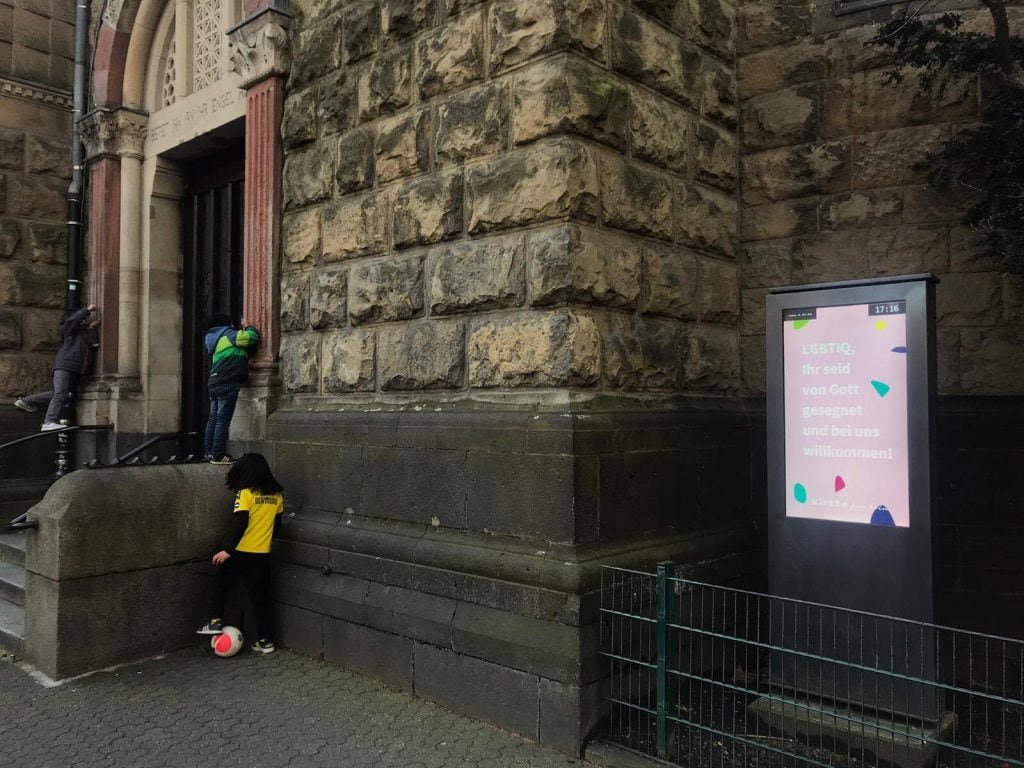 Auch die St. Michaelkirche in Köln am Brüsselerplatz zeigt sich solidarisch.