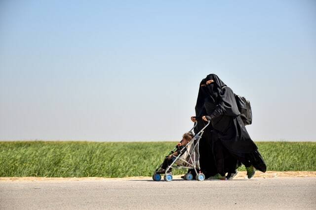 So wie im Jemen trägt auch diese Frau eine Burka, welche ihr ganzes Gesicht verdeckt.