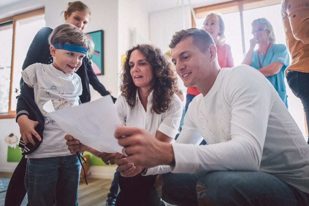 In seiner Toni Kroos Stiftung besucht der Fußballer so oft es geht die Einrichtungen.