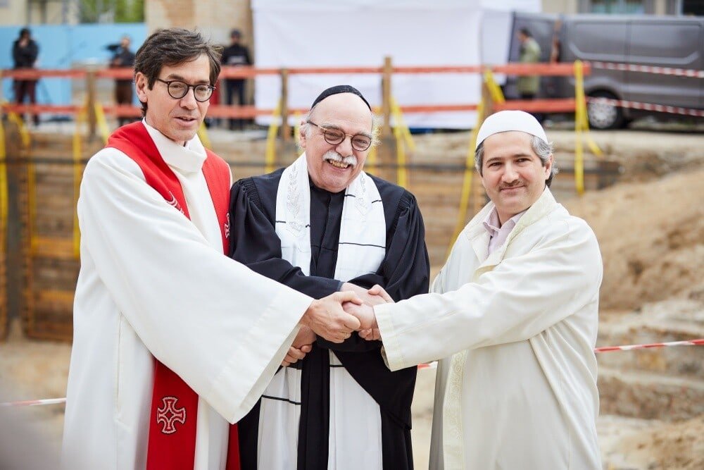 3 geistliche hand haltend