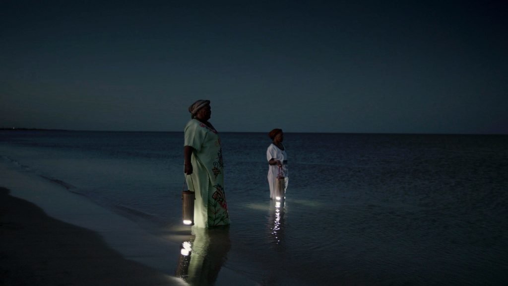 Frauen der Wayúu nutzen Salzwasser für die Laterne WaterLight