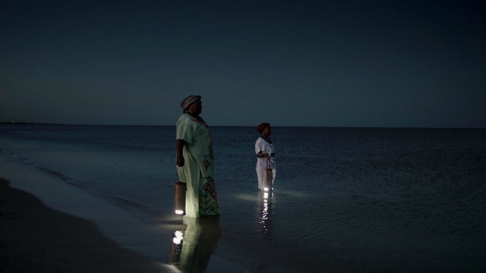 Frauen der Wayúu nutzen Salzwasser für die Laterne WaterLight