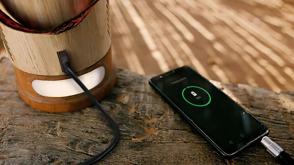 WaterLight dient als Batterie, um ein Handy zu laden WaterLight dient als Batterie, um ein Handy zu laden