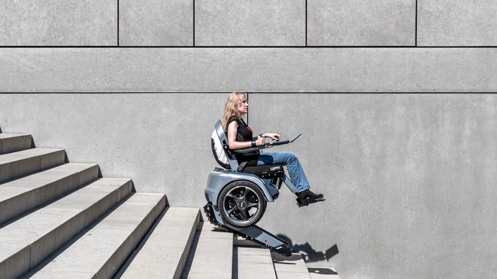Rollstuhl Scewo steigt Treppen