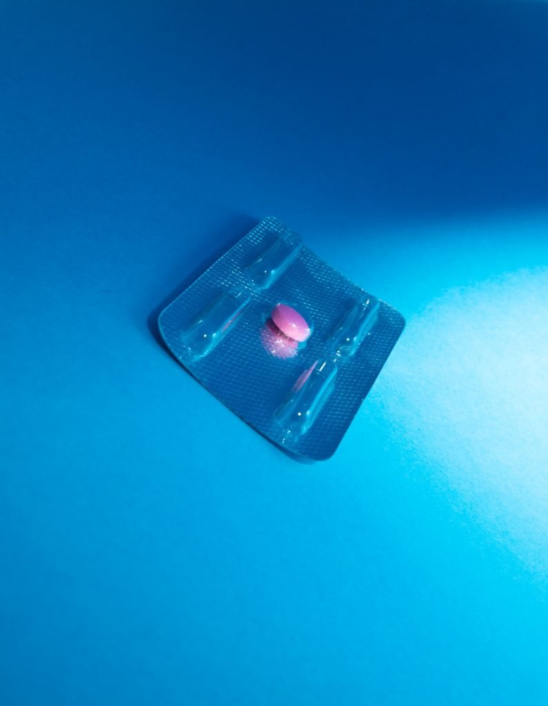 Zu sehen ist eine Blisterverpackung mit pinker Pille. Symbolbild für die Pille danach.