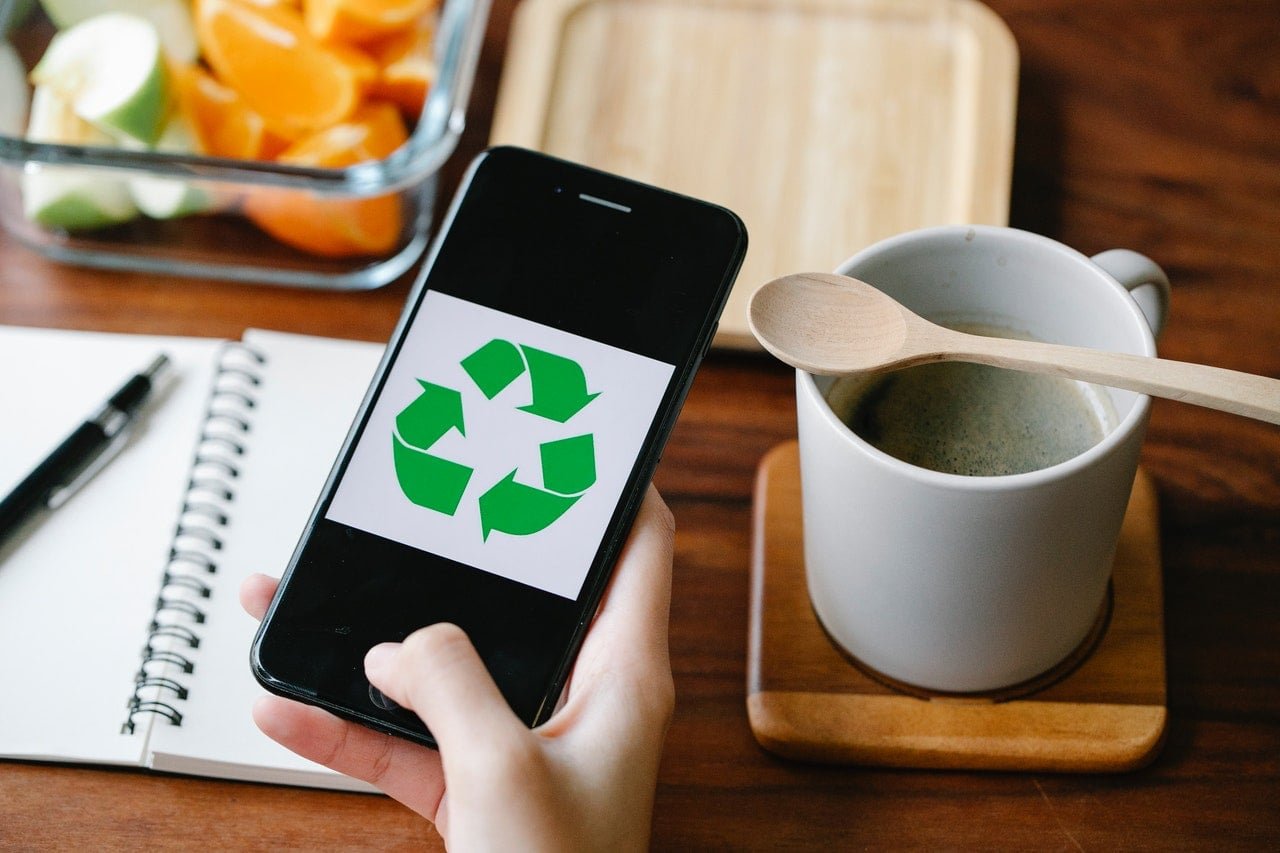 Handy, auf dem Recyclingsymbol zu sehen ist, nachhaltig
