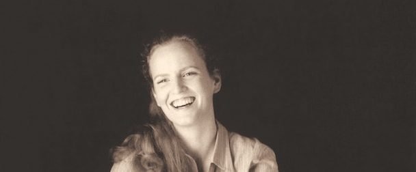 Filippa Sayn-Wittgenstein sitzt mit einem angewinkelten Bein auf einem Hocker und lacht in die Kamera. Sie hat die Stiftung "Filippas Engel" inspiriert.