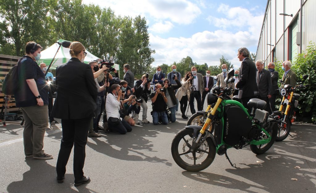 Andreas Scheuer (ehem. Bundesminister für Verkehr und digitale Infrastruktur) beim Besuch von eROCKIT Systems im brandenburgischen Hennigsdorf