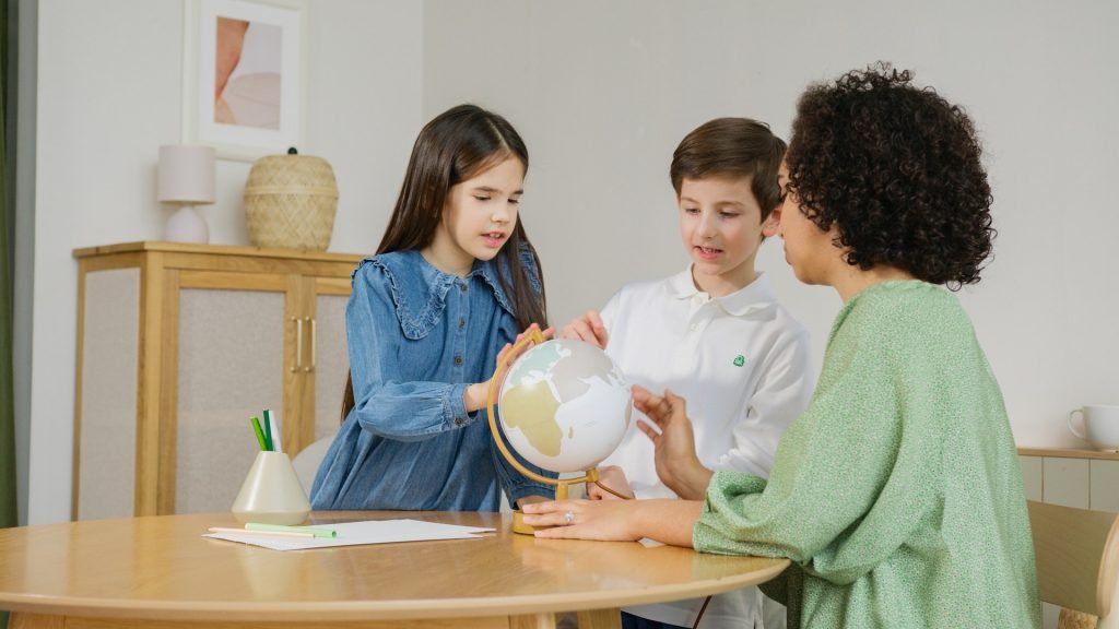 Kinder spielen mit einem Globus