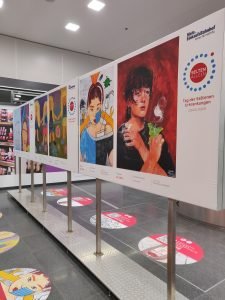 Selten allein-Ausstellung am Bahnhof Berlin-Zoologischer Garten