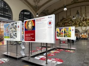 Die Kunstaktion “Selten allein” zeigt an ausgewählten Orten Selbstporträts, die Menschen mit seltenen Erkrankungen gemalt, gezeichnet oder fotografiert haben.