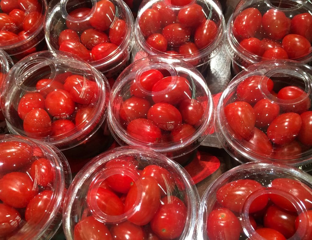 Obst und Gemüse im Supermarkt unverpackt zu verkaufen, wird immer mehr zum Trend.