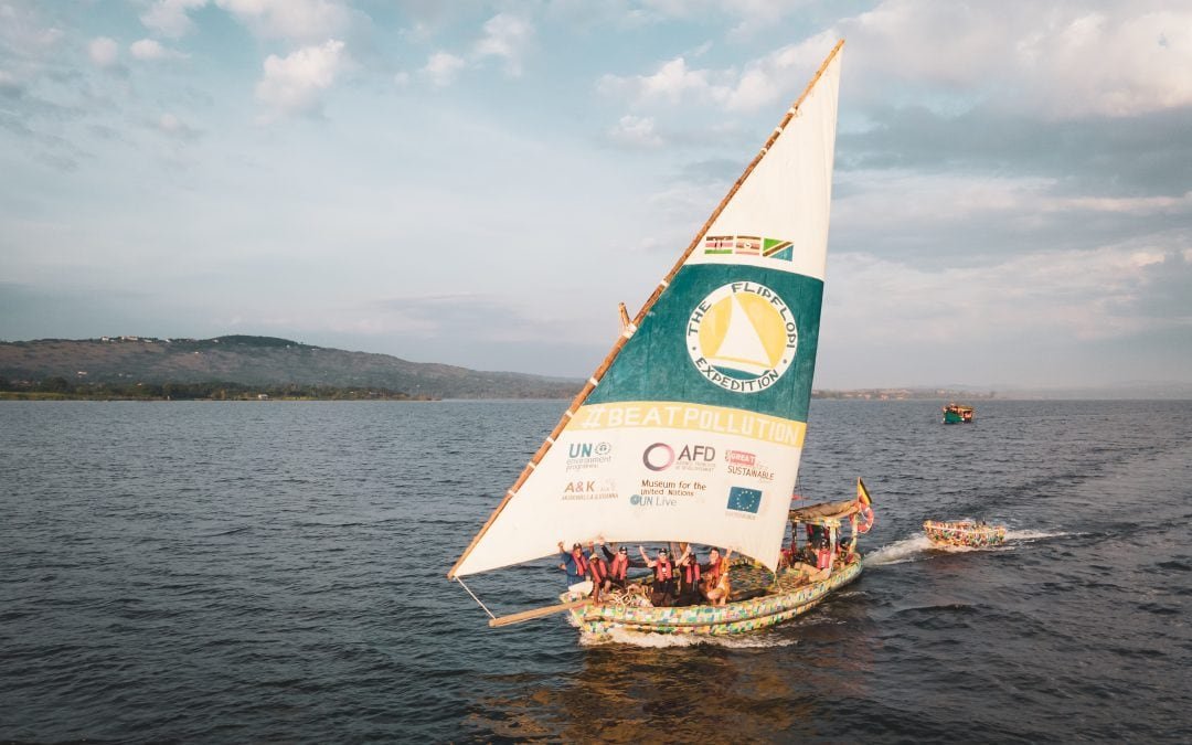 Ein Segelboot als Zeichen gegen Plastikverschmutzung
