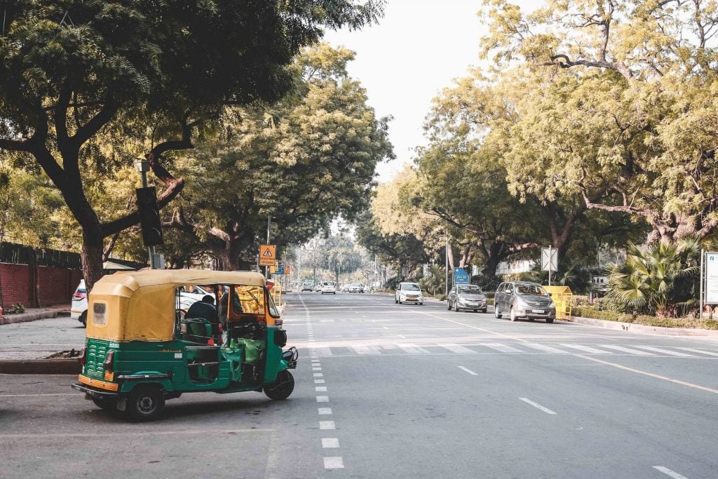 In Peshawar in Pakistan fährt ein Taxifahrer kostenlos jeden Tag 100 Mädchen zur Schule. So ermöglicht er den Schülerinnen Bildung.
