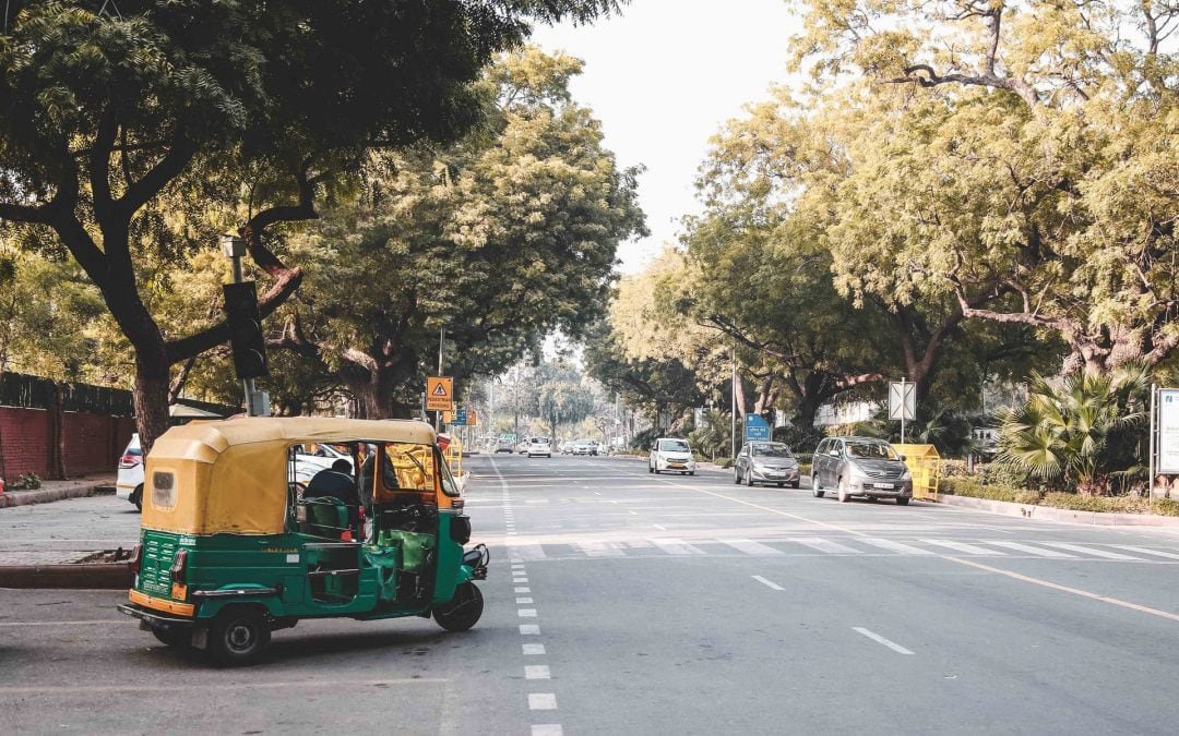 Taxifahrer in Pakistan fährt Mädchen kostenlos zur Schule