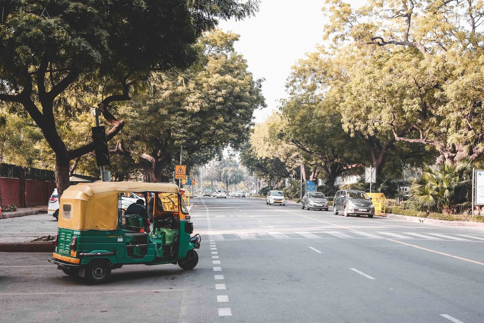 In Peshawar in Pakistan fährt ein Taxifahrer kostenlos jeden Tag 100 Mädchen zur Schule. So ermöglicht er den Schülerinnen Bildung.