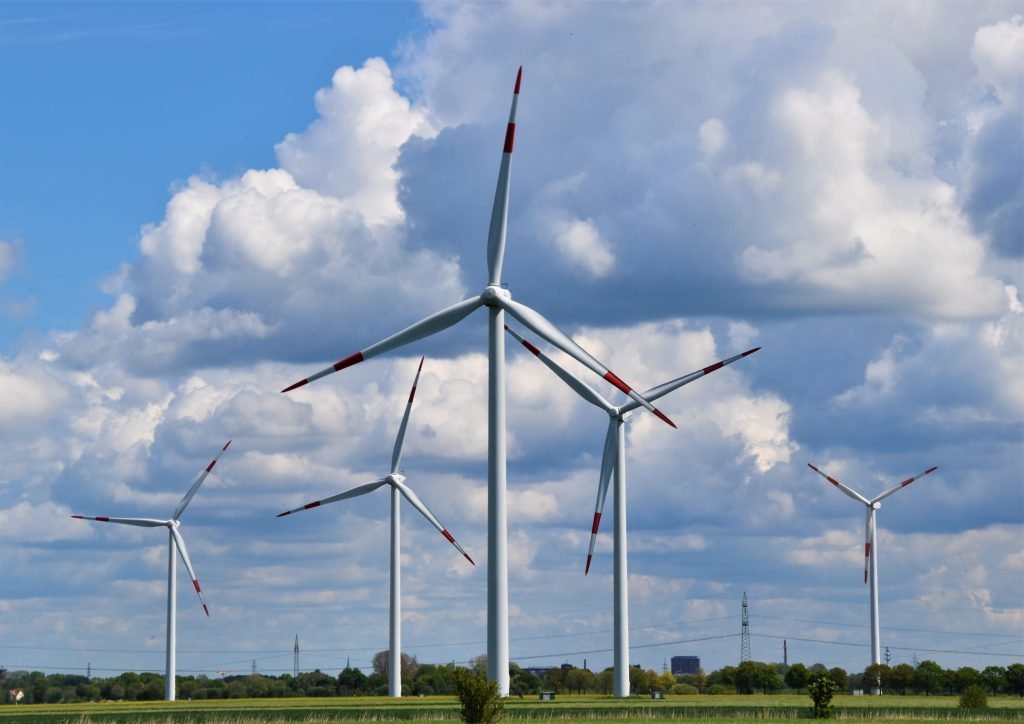 Herkömmliche Windkraftanlagen.