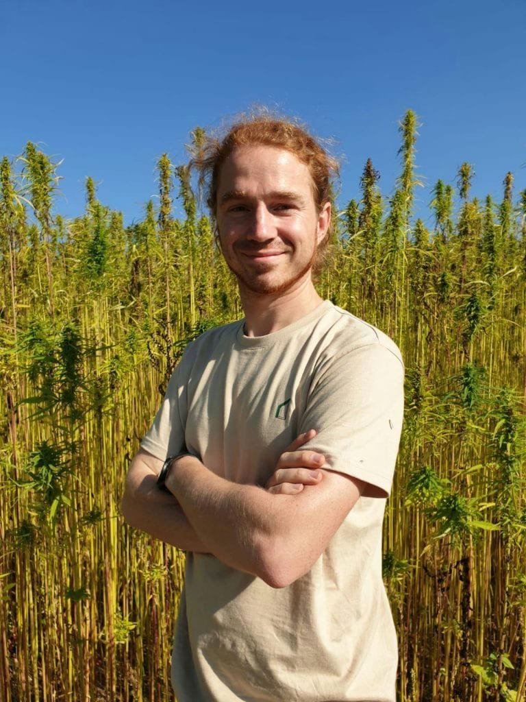 Henrik Pauly vor einem Hanffeld