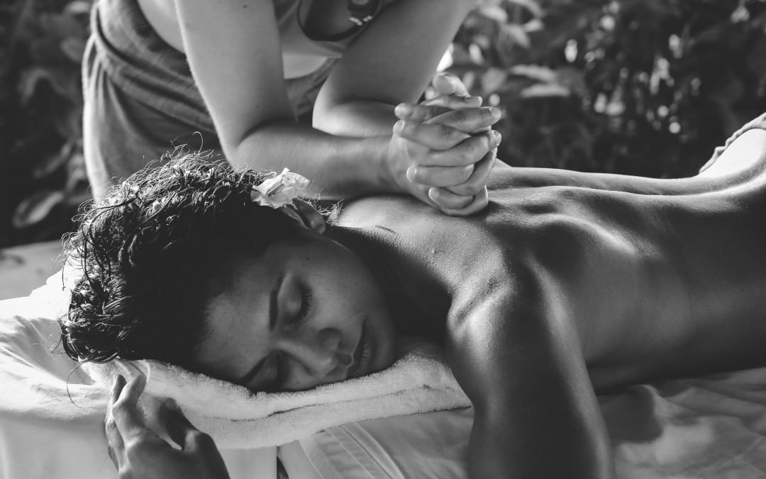 Entlassene Straftäterinnen erhalten im thailändischen Chiang Mai eine Massageausbildung