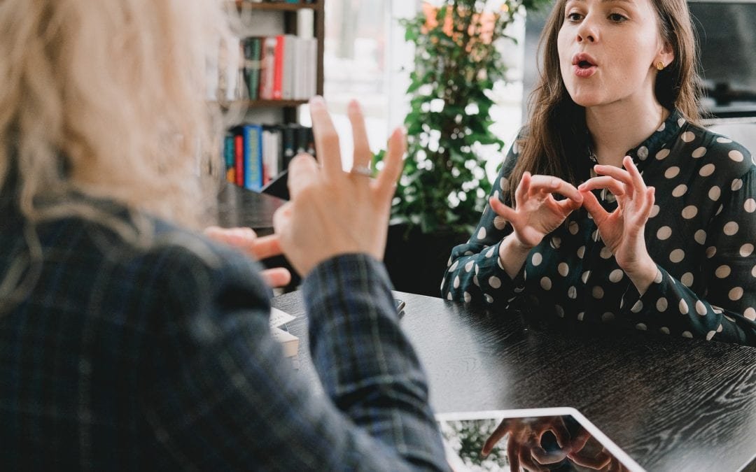 Die App Hand Talk übersetzt Geschriebenes und Gesprochenes in Gebärdensprache