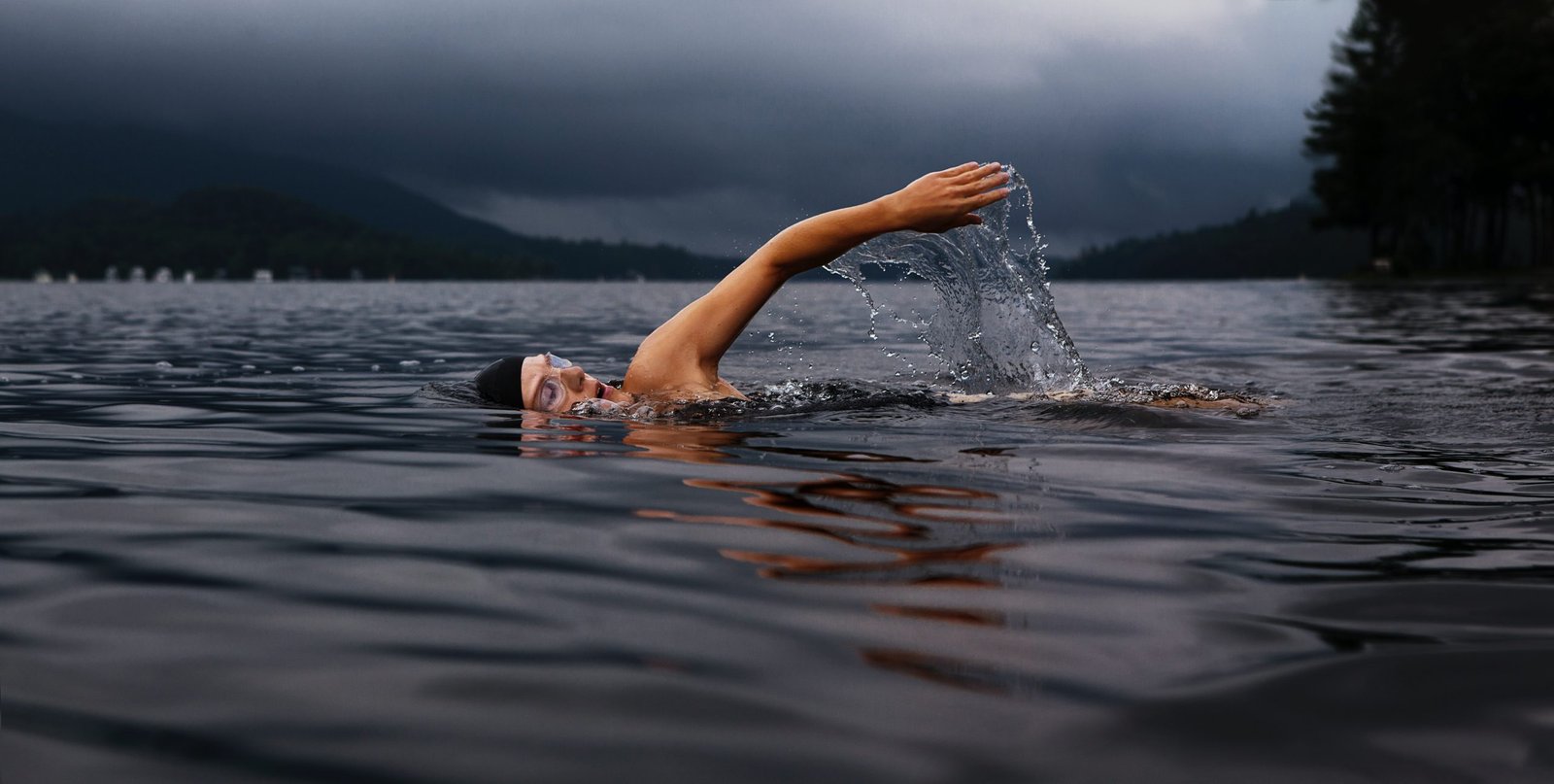 Mensch schwimmt im Wasser.