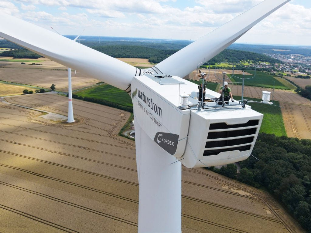 Naturstrom-Mitarbeiter auf einem Windrad zur Erzeugung von Ökostrom
