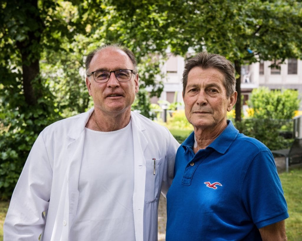 Pierre-Alain Clavien (links) mit dem Empfänger der reparierten Leber nach einer von vielleicht vielen Transplantationen. © – USZ.