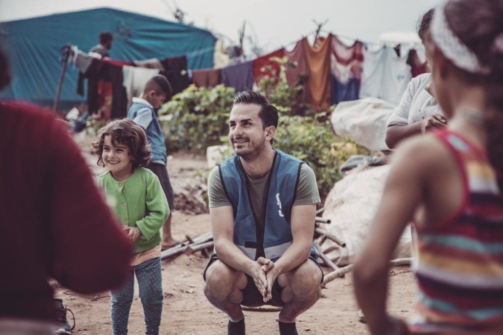 Serkan Eren während eines Hilfseinsatzes in der Türkei mit Kindern.