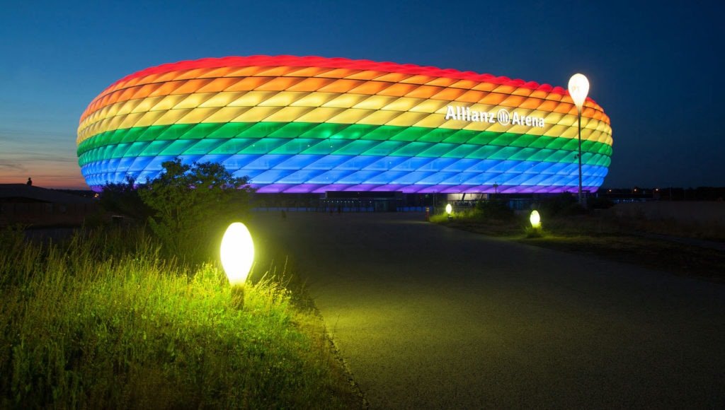 Sonderbeleuchtung Nacht Regenbogen Allianz Arena BDucke