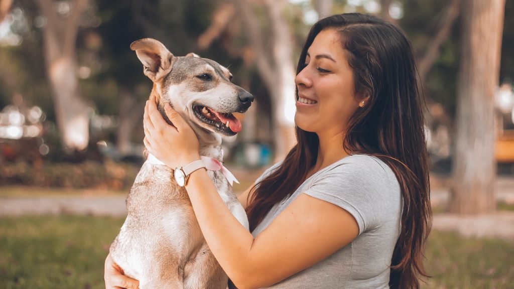 Good News Flash: Frau mit Hund / Unsplash