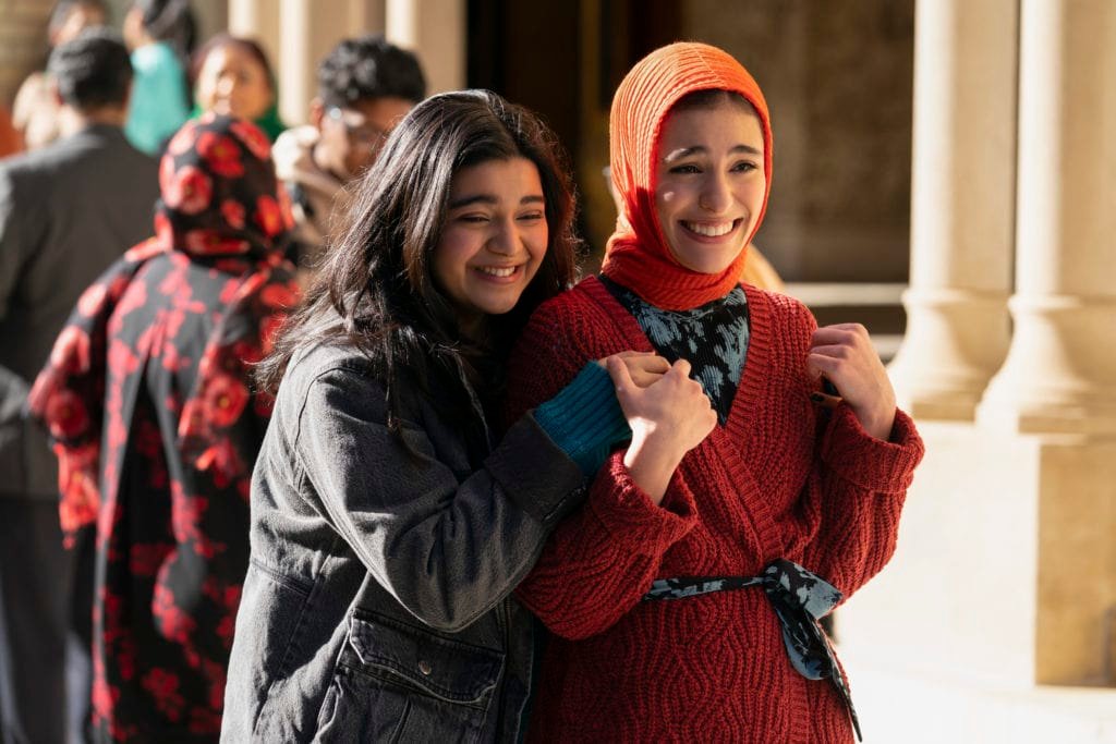 Eine muslimisch-pakistanische Superheldin 

(L-R): Iman Vellani as Ms. Marvel / Kamala Khan and Yasmeen Fletcher as Nakia in Marvel Studios' MS. MARVEL, exclusively on Disney+. Photo by Daniel McFadden. ©Marvel Studios 2022. All Rights Reserved.