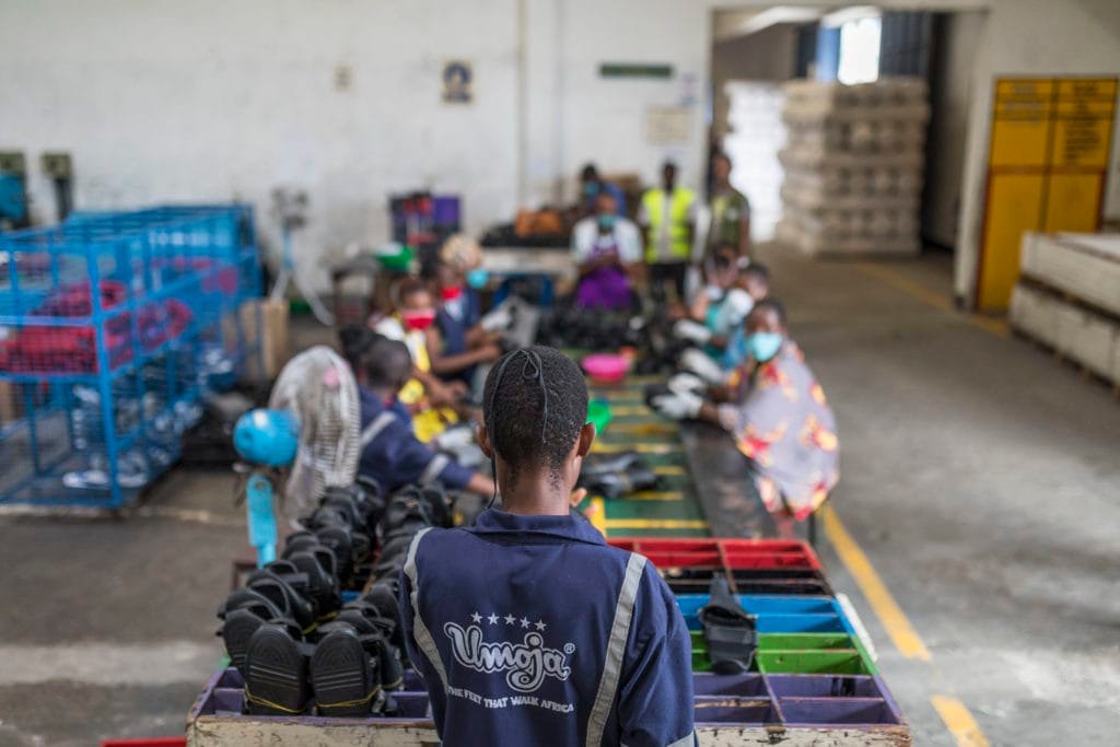 Produktion der mitwachsenden Schuhe.