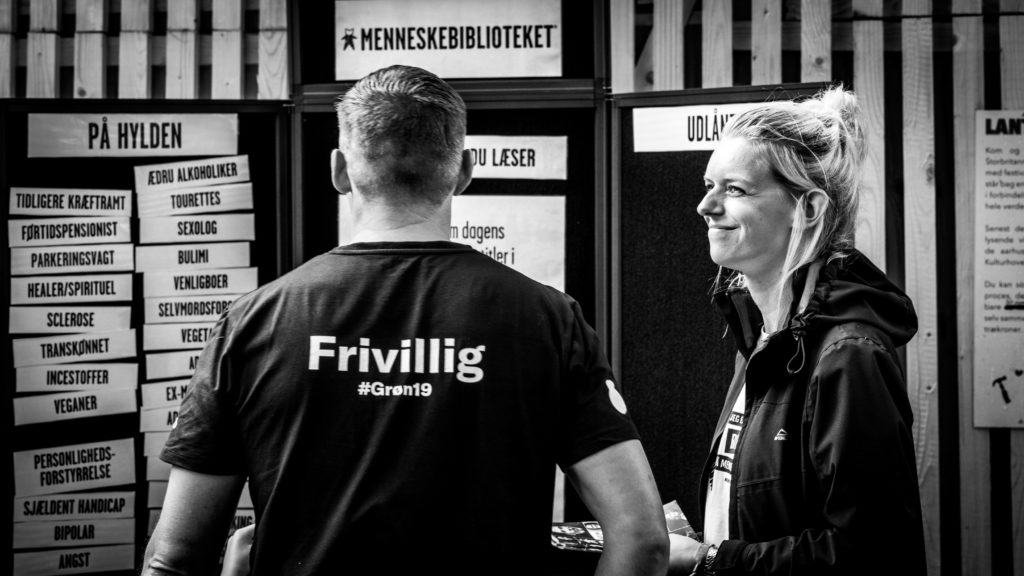 Librarian guiding new reader at Smukfest 2019