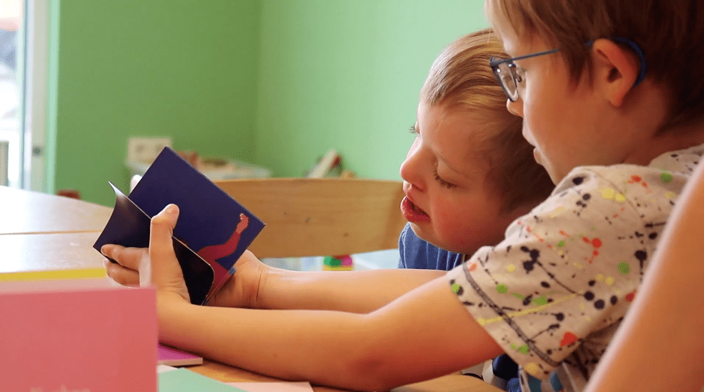 Durch die Daumenkinos lernen Kinder durch die Daumenkinos zu kommunizieren. Foto: Talking Hands