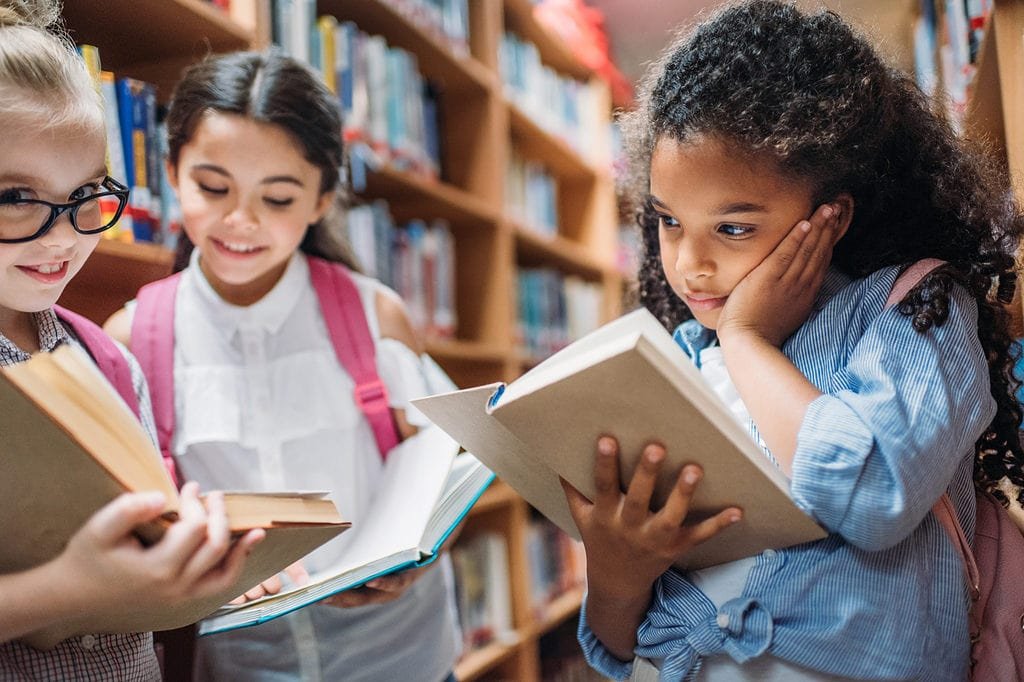 Der Bücherei bietet viele Bücher für Kinder in ihrer Kinderabteilung an