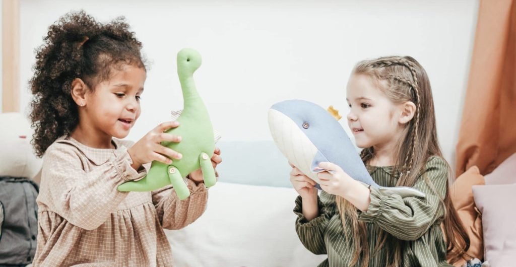 Kinder spielen mit Plüschtieren