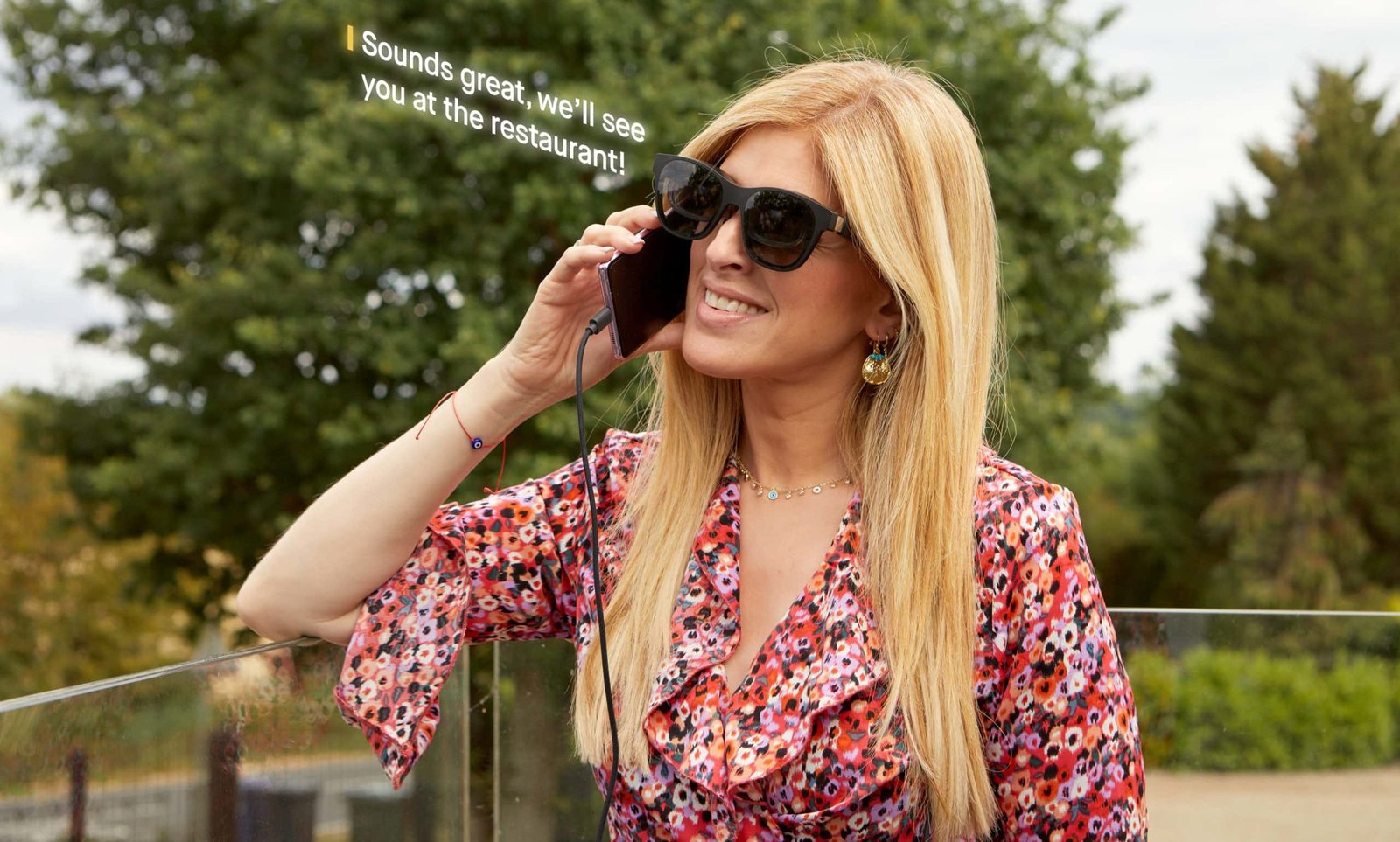 Eine Frau trägt eine Brille und telefoniert.