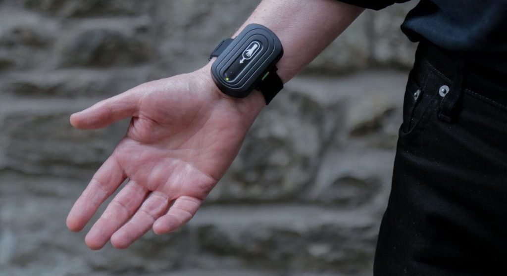 Ein Unterarm, an dem das Armband gegen Tic-Störungen am Handgelenk befestigt ist