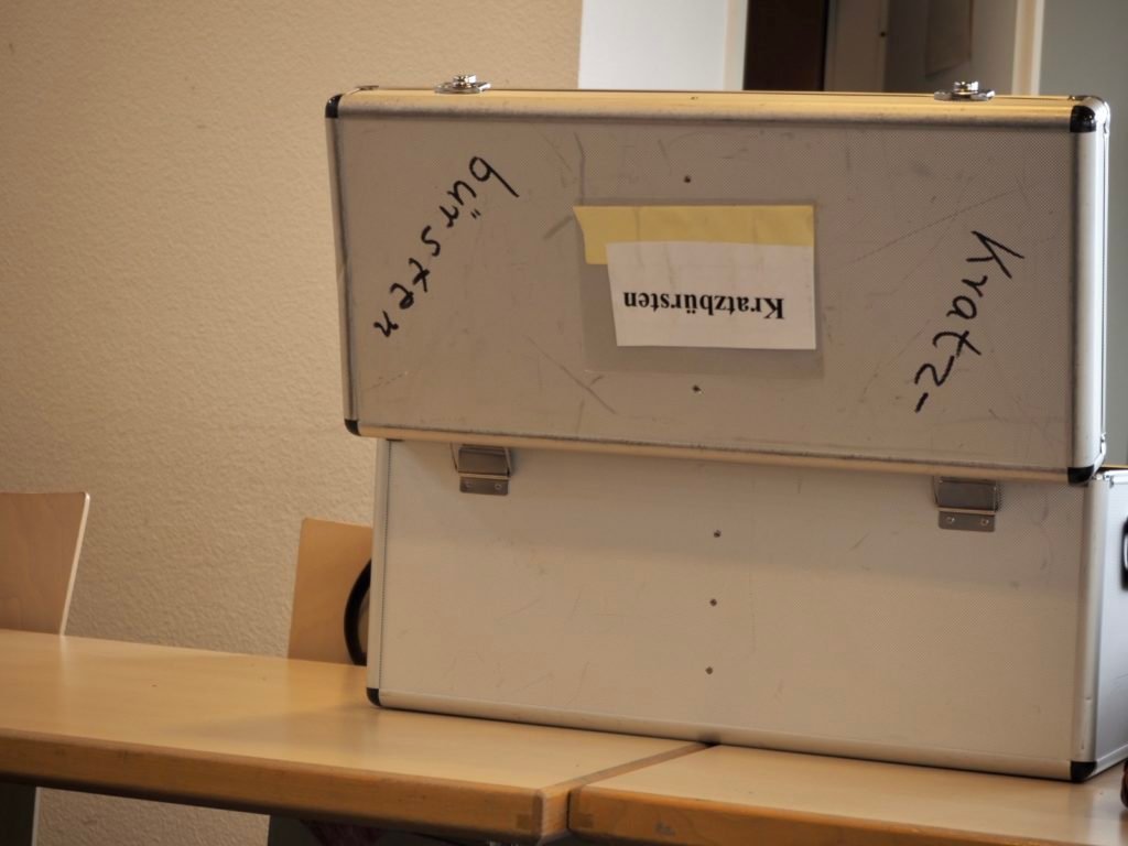 Requisitenkoffer mit Kratzbürsten-Aufschrift