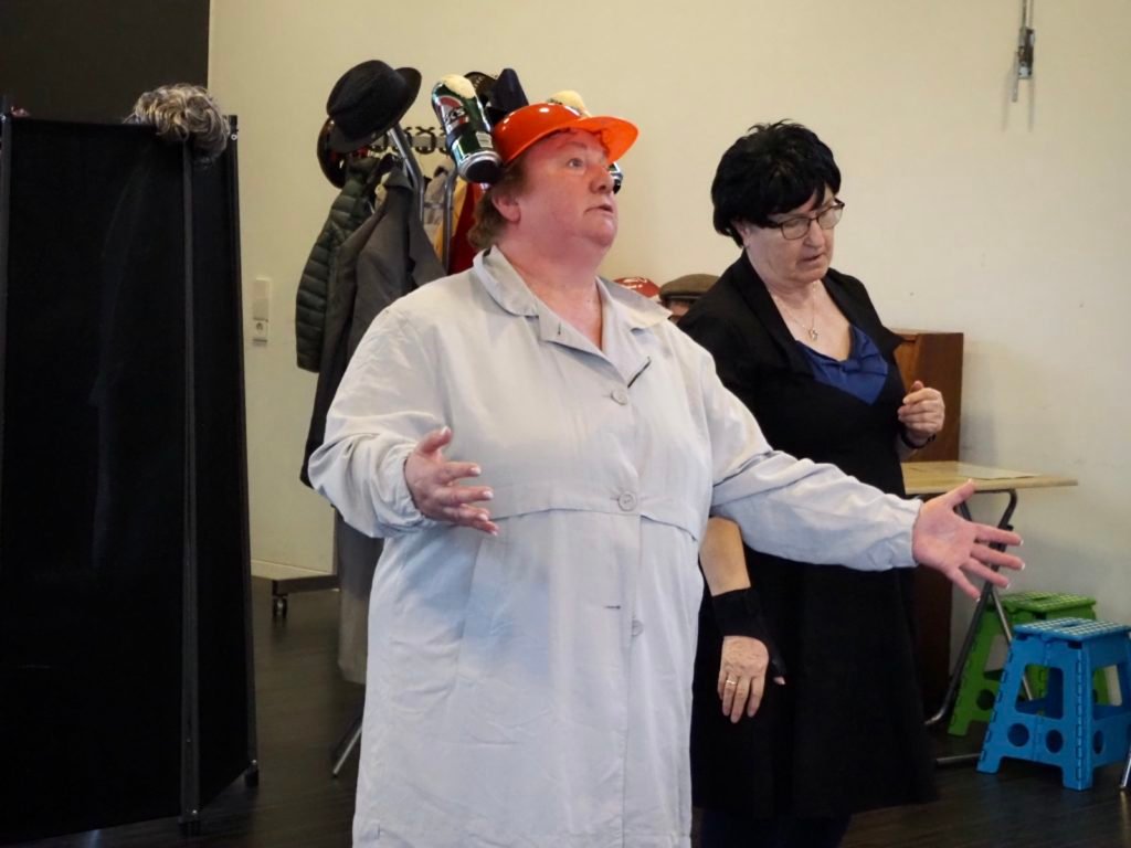 Frau mit Bierhelm beim Spielen im Bürgerhaus