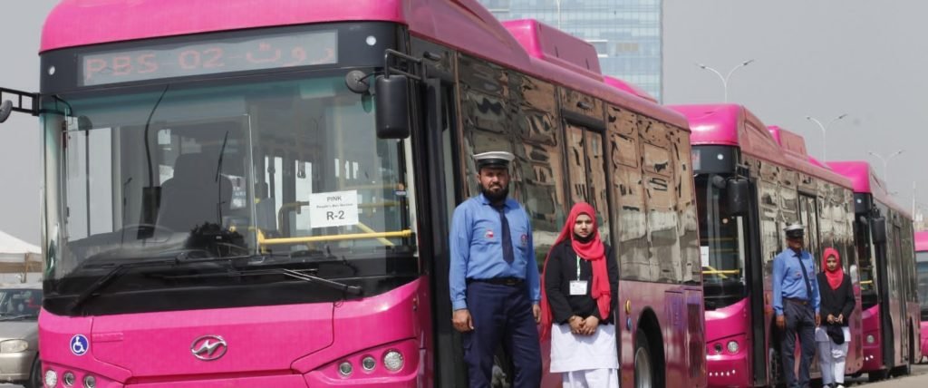 Frauen-Busse in Karachi