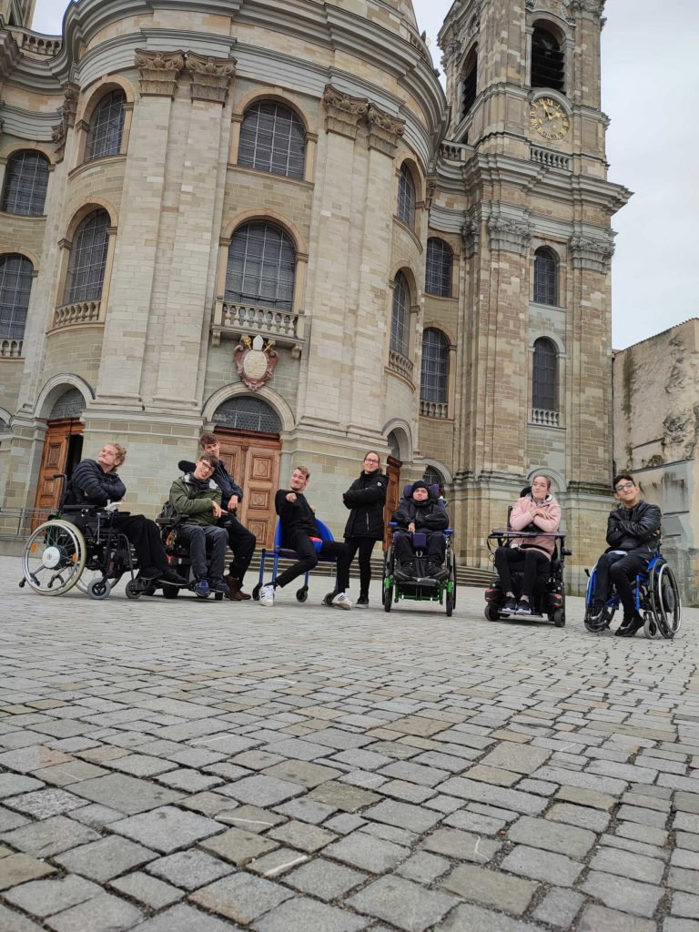 Menschen im Rollstuhl in selbstbewussten Posen