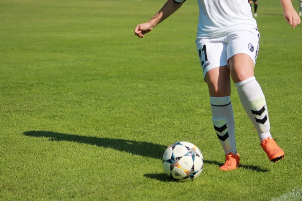 Good News Flash: Fußballerin in weißen Shorts