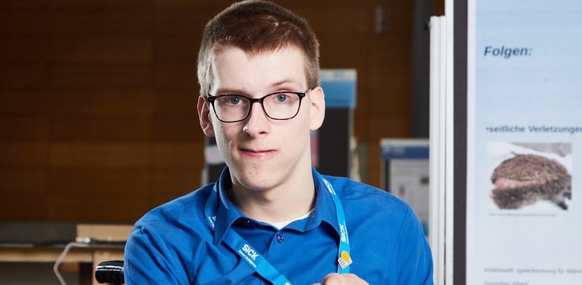 KI-Erfinder Sebastian Albert mit einem Plüschigel