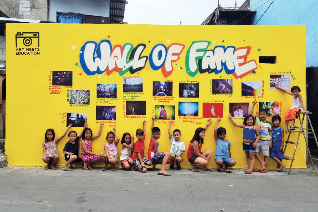 Kinder vor "Wall of Fame" mit Fotos
