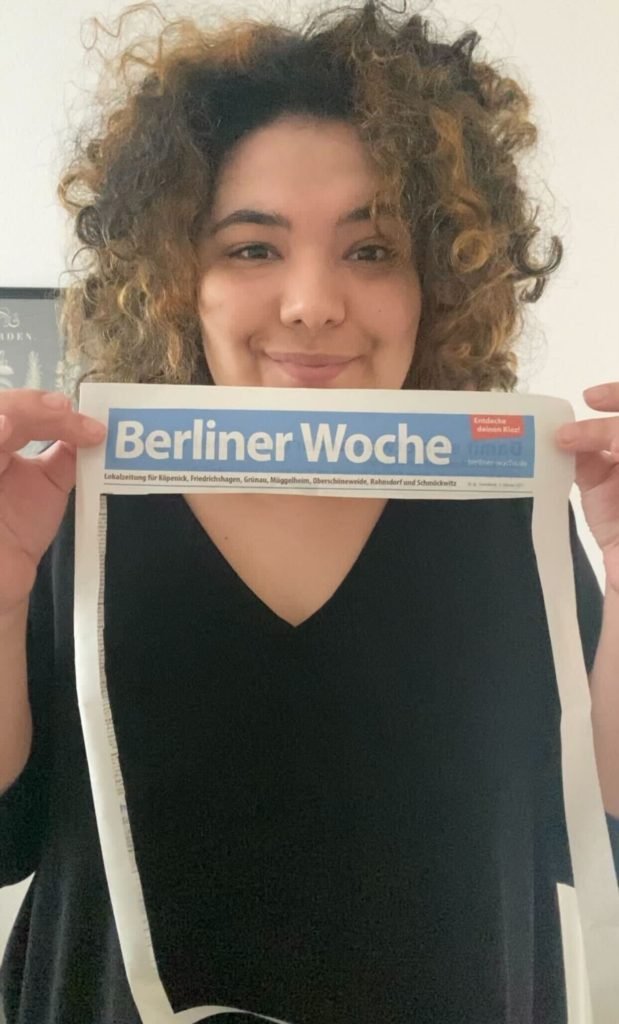 Tugce mit einer Zeitung ohne Good News
