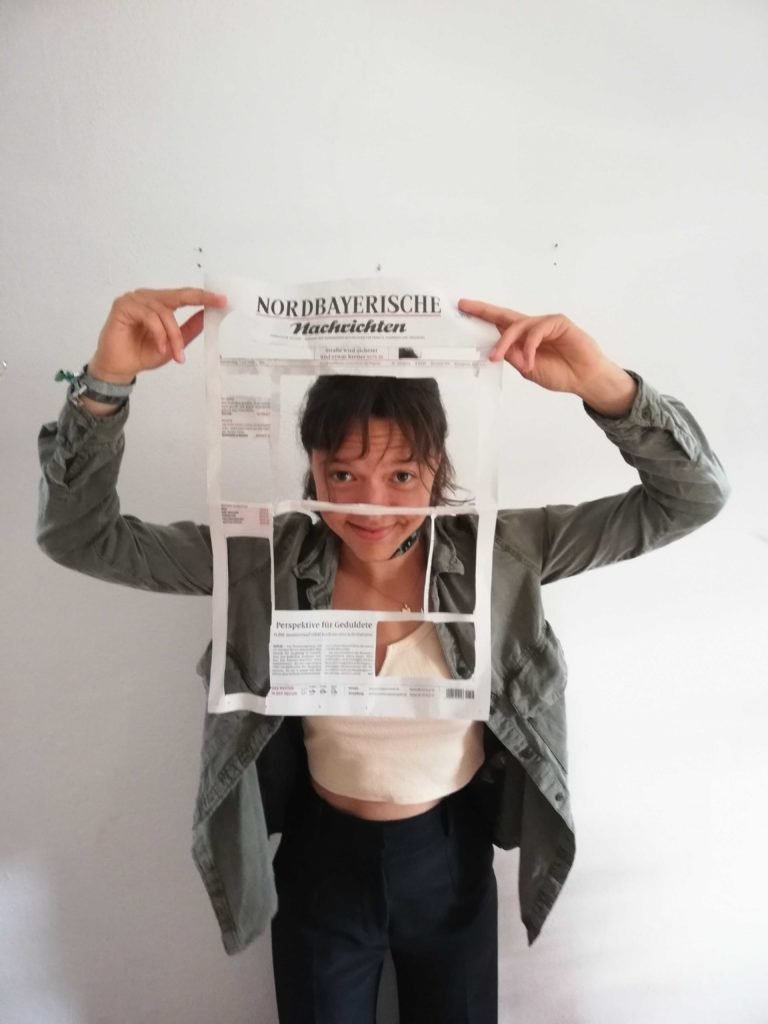 Luisa mit einer Zeitung ohne Good News