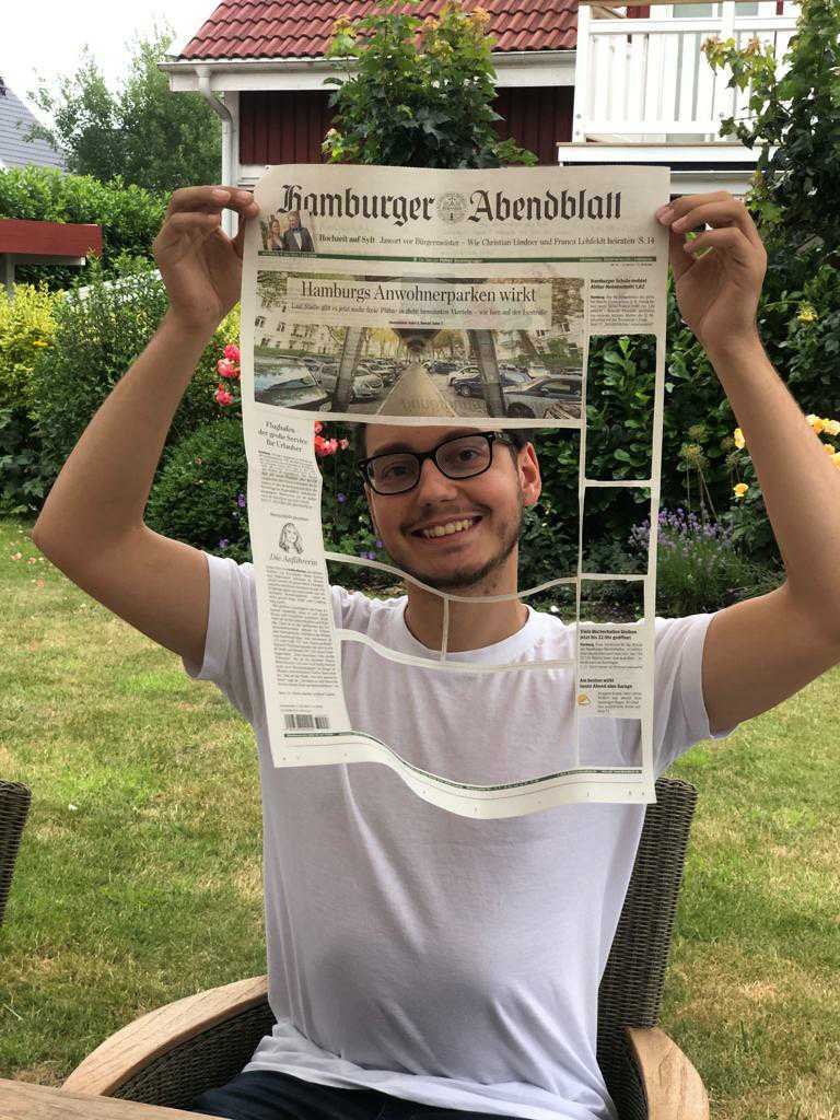 Yannic mit einer Zeitung ohne Good News