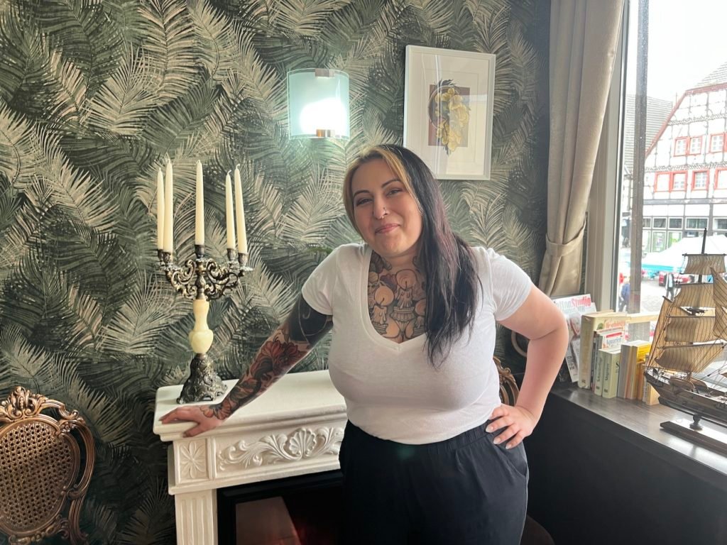 Katja vom Kattoo Tattookollektiv in Unna 