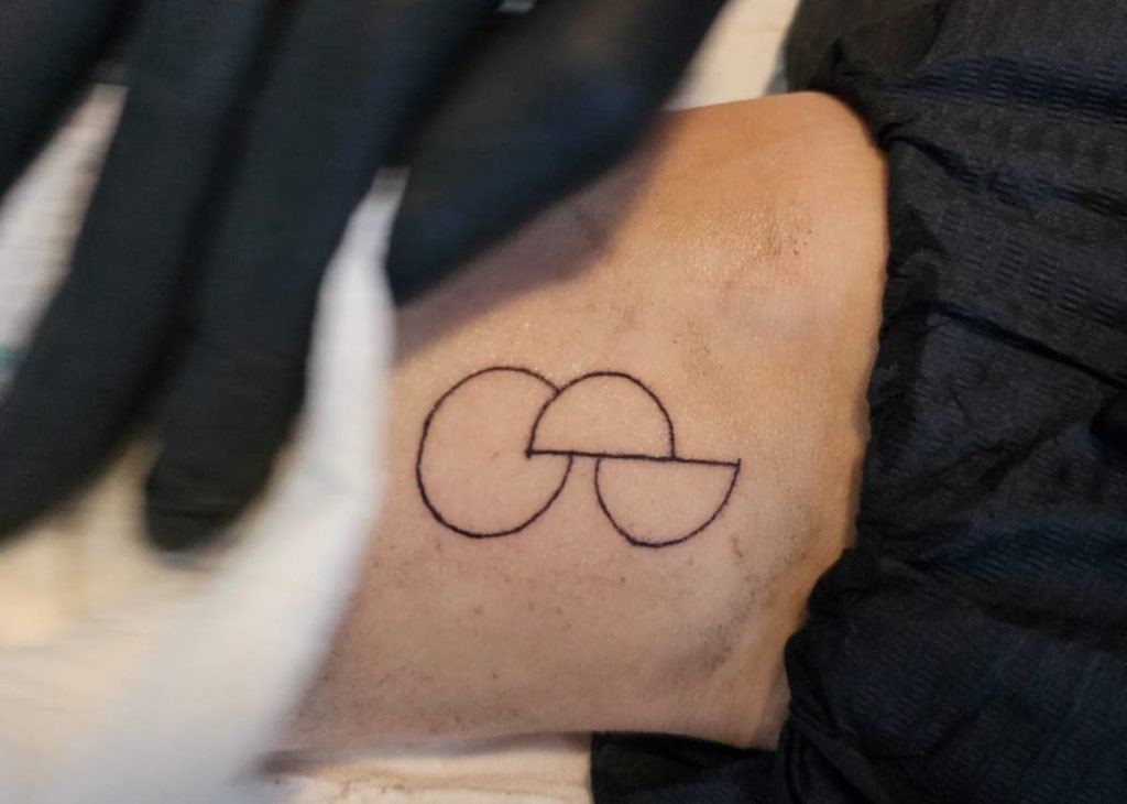 Zwei Halbkreise und ein voller - das OptInk Organspende-Tattoo